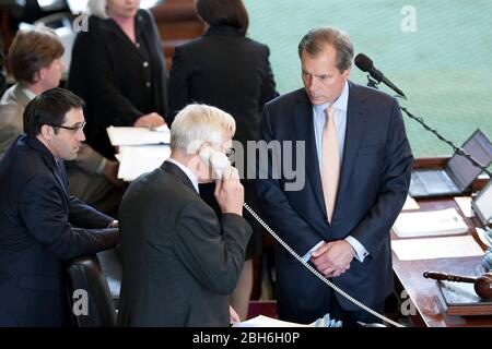 Austin, Texas, USA, 1. Juni 2009: Der texanische Senator Steve Ogden (l.) (R-Bryan) gibt am letzten Tag des 81.. Per Telefon bekannt, wie LT. Gouverneur David Dewhurst (r.) zuhört. Gesetzgebungssitzung. Der Senat weigerte sich, wichtige Gesetzesvorlagen in den letzten Stunden zu verabschieden, was in diesem Sommer zu einer Sondersitzung führen könnte. ©Bob Daemmrich Stockfoto