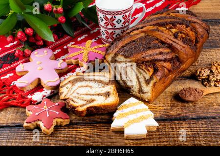 Süße Weihnachts-Lebkuchen-Desserts, authentischer Weihnachtsbrunch. Bunte und fröhliche Tisch, Essen und Süßigkeiten Display. Frisches Essen Buffet Brunch Catering Stockfoto