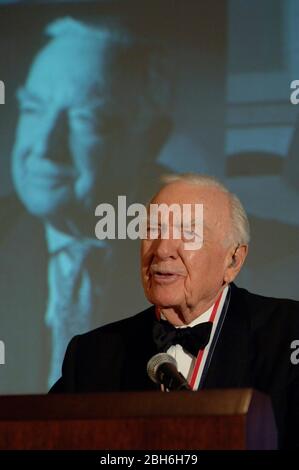 Austin, TX - 1. März 2006: Der erfahrene Nachrichtensprecher Walter Cronkite spricht bei einer Zeremonie, die ihn als "History Making Texan"-Auszeichnung im Texas State History Museum ehrt. Cronkite, der in den ersten Jahren seiner journalistischen Karriere in Texas ausgebildet wurde und arbeitete, starb am 17. Juli 2009 im Alter von 92 Jahren. ©Bob Daemmrich Stockfoto