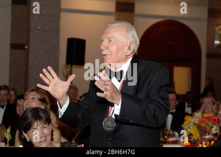 Austin, TX - 1. März 2006: Der erfahrene Nachrichtensprecher Walter Cronkite spricht bei einer Zeremonie, die ihn als "History Making Texan"-Auszeichnung im Texas State History Museum ehrt. Cronkite, der in den ersten Jahren seiner journalistischen Karriere in Texas ausgebildet wurde und arbeitete, starb am 17. Juli 2009 im Alter von 92 Jahren. ©Bob Daemmrich Stockfoto