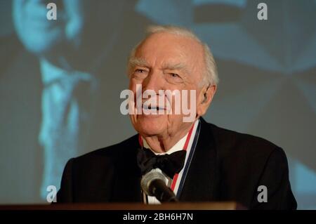 Austin, TX - 1. März 2006: Der erfahrene Nachrichtensprecher Walter Cronkite spricht bei einer Zeremonie, die ihn als "History Making Texan"-Auszeichnung im Texas State History Museum ehrt. Cronkite, der in den ersten Jahren seiner journalistischen Karriere in Texas ausgebildet wurde und arbeitete, starb am 17. Juli 2009 im Alter von 92 Jahren. ©Bob Daemmrich Stockfoto