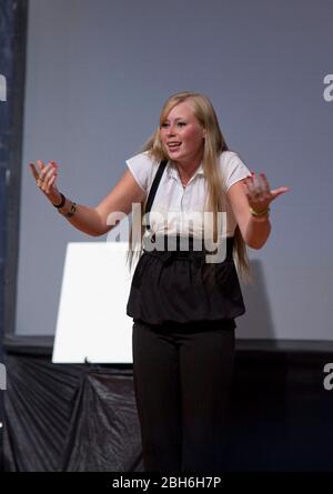 Austin, TX 4. Juni 2009: Krystal Johnson, eine gehörlose High School, hält am Donnerstag ihre Abschiedsrede an die 53-köpfige Graduiertenklasse der Texas School for the Deaf, in der sie die Absolventen aufhält, nicht zurückzublicken, sondern in ihre Zukunft zu blicken, was auch immer sie bringen mag. Johnson wird im Herbst an der Gallaudet University in Washington, D.C., teilnehmen. ©Bob Daemmrich Stockfoto