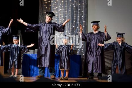 Austin, TX 4. Juni 2009: Taube Kindergärtner und High-School-Senioren mit Mützen und Kittel unterzeichnen am Donnerstag auf dem Campus im Süden von Austin das Schullied für die Texas School for the Deaf. 53 Senioren absolvierten ihre Schulausbildung von mehr als 450 Schülern. ©Bob Daemmrich Stockfoto