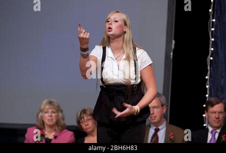 Austin, TX 4. Juni 2009: Krystal Johnson, eine gehörlose High School, hält am Donnerstag ihre Abschiedsrede an die 53-köpfige Graduiertenklasse der Texas School for the Deaf, in der sie die Absolventen aufhält, nicht zurückzublicken, sondern in ihre Zukunft zu blicken, was auch immer sie bringen mag. Johnson wird im Herbst an der Gallaudet University in Washington, D.C., teilnehmen. ©Bob Daemmrich Stockfoto