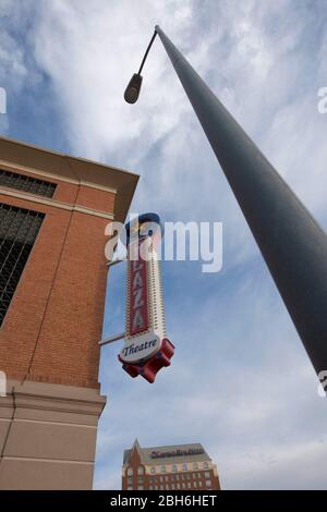 El Paso, Texas 14. Mai 2009: Szenen aus dem Kunstviertel in der Innenstadt von El Paso, TX, zeigen den 1930 erbauten Plaza Theatre Complex, der von den lokalen Kunstmäzen im Grenzgebiet von El Paso-Juarez in seiner ursprünglichen Pracht restauriert wurde. ©Bob Daemmrich Stockfoto