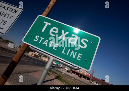 Farwell, Texas und Texico, New Mexico, August 2009: Die texanische Staatsgrenze trennt Texico, New Mexico, und Farwell, Texas, den Landsitz von Parmer County, TX. ©Bob Daemmrich Stockfoto