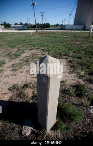 Farwell, Texas und Texico, New Mexico, 2009: Die texanische Staatsgrenze, die Texico, New Mexico, und Farwell, Texas, den Landsitz von Parmer County, TX, trennt. ©Bob Daemmrich Stockfoto