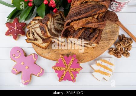 Süße Weihnachts-Lebkuchen-Desserts, authentischer Weihnachtsbrunch. Bunte und fröhliche Tisch, Essen und Süßigkeiten Display. Frisches Essen Buffet Brunch Catering Stockfoto