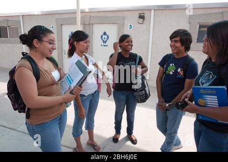 El Paso, Texas 28. Mai 2009: Studenten unterhalten sich zwischen den Klassen vor den tragbaren Gebäuden der Mission Early College High School im Schulbezirk Socorro von El Paso. Motivierte Schüler der mehrheitlich-hispanischen Schule können einen Associate-Abschluss am El Paso Community College erwerben, während sie ihr Abitur im Programm absolvieren. ©Bob Daemmrich Stockfoto