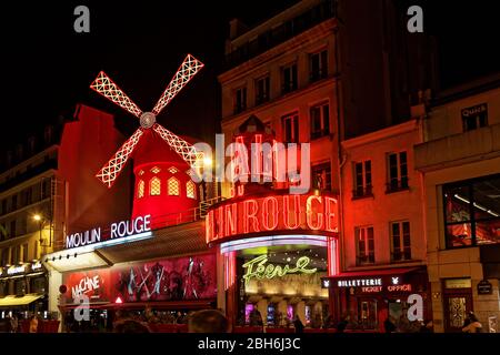 Das Moulin Rouge (die Rote Mühle), 82 Boulevard de Clichy, Pigalle, Paris, Frankreich, beleuchtet bei Nacht Stockfoto