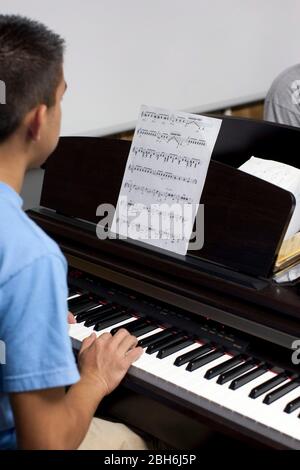 El Paso, Texas 28. Mai 2009: Gymnasiast, der an der Mission Early College High School in einem Musikkurs auf Klaviertastatur praktiziert. ©Bob Daemmrich Stockfoto