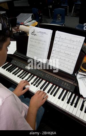 El Paso, Texas 28. Mai 2009: Gymnasiast, der an der Mission Early College High School in einem Musikkurs auf Klaviertastatur praktiziert. ©Bob Daemmrich Stockfoto