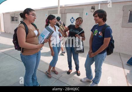 El Paso, Texas 28. Mai 2009: Studenten unterhalten sich zwischen den Klassen vor den tragbaren Gebäuden der Mission Early College High School im Schulbezirk Socorro von El Paso. Motivierte Schüler der mehrheitlich-hispanischen Schule können einen Associate-Abschluss am El Paso Community College erwerben, während sie ihr Abitur im Programm absolvieren. ©Bob Daemmrich Stockfoto