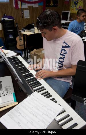 El Paso, Texas 28. Mai 2009: Gymnasiast, der an der Mission Early College High School in einem Musikkurs auf Klaviertastatur praktiziert. ©Bob Daemmrich Stockfoto