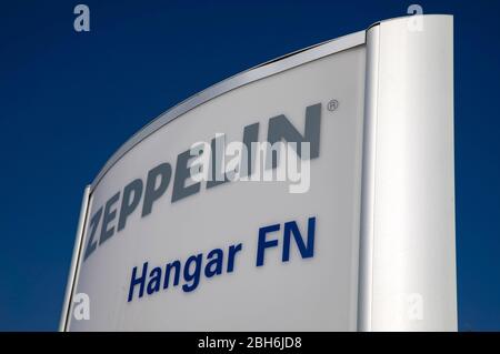 Friedrichshafen, Deutschland. April 2020. Die Polizei prüft von einem Zeppelin NT, ob sich die Menschen im oberschwäbischen Groundsee an die Regeln zur Eindämmung des Corona-Virus halten. Friedrichshafen, 23. April 2020 Quelle: dpa/Alamy Live News Stockfoto