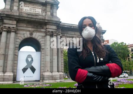 Begona Villacis (stellvertretende Bürgermeisterin von Madrid) während einer Schweigeminute für die Opfer von Covid-19 an der Puerta de Alcalá am 40. Tag seit der Verhängung des Ausnahmezustands durch die Koronakrise durch die spanische Regierung. Madrid, 23. April 2020, weltweit Stockfoto