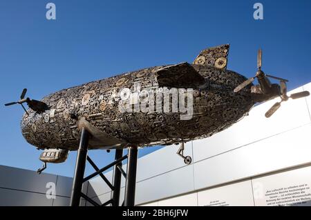 Friedrichshafen, Deutschland. April 2020. Die Polizei prüft von einem Zeppelin NT, ob sich die Menschen im oberschwäbischen Groundsee an die Regeln zur Eindämmung des Corona-Virus halten. Friedrichshafen, 23. April 2020 Quelle: dpa/Alamy Live News Stockfoto