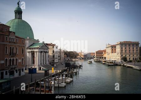 VENEDIG, ITALIEN - APRIL 2020: Ein leerer Kanal während der nationalen Sperrung für die Covid-19-Pandemie. Stockfoto