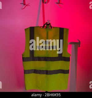 Produktfotografie mit einer hohen Vis Jacke mit Diffusor und beleuchteten Farbjacke Stockfoto