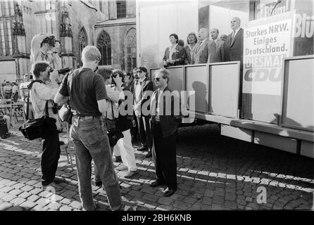 Münster, Deutschland. Februar 2016. Der ehemalige Arbeits- und Sozialminister Norbert Blum ist tot. Der CDU-Politiker starb im Alter von 84 Jahren, sagte sein Sohn der Deutschen Presse-Agentur. Die Familie gab zunächst keine weiteren Informationen. Seit 2019 war Blum aufgrund einer Blutvergiftung an Armen und Beinen gelähmt und befand sich im Rollstuhl. Politisches Archiv 05/1990 Landtagswahl NRW NRW-Westfalen CDU-Wahlkampf auf Domplatz in Münster 05/1990 Bundeskanzler Helmut Kohl unterstützt Norbert Blum Fotografen, Sicherheitsbeauftragte Quelle: dpa/Alamy Live News Stockfoto