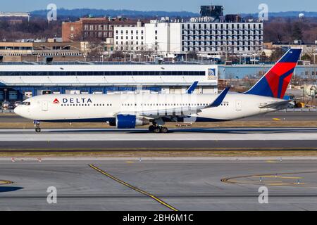 New York City, New York – 1. März 2020: Delta Air Lines Boeing 767-300ER Flugzeug am New York JFK Airport (JFK) in den Vereinigten Staaten. Boeing ist ein am Stockfoto