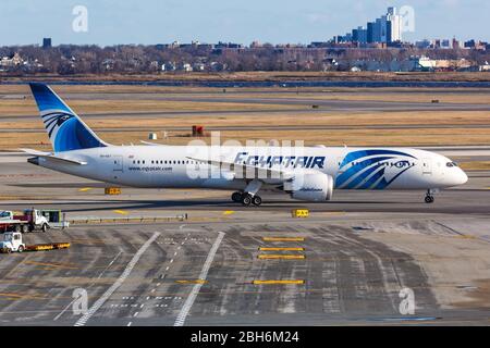 New York City, New York – 27. Februar 2020: Egyptair Boeing 787-9 Dreamliner Flugzeug am New York JFK Airport (JFK) in den Vereinigten Staaten. Stockfoto