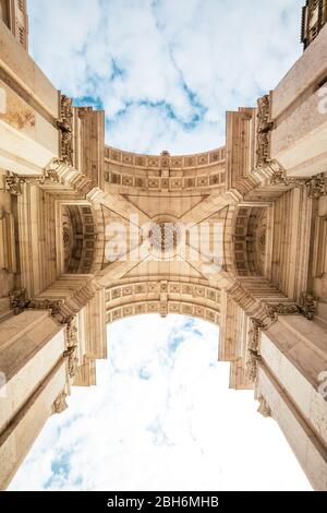 Detail der Rua Augusta Triumphbogen im historischen Zentrum der Stadt Lissabon in Portugal. Blauer Himmel mit Wolken. Perspektive von der Straße. Stockfoto