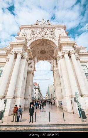 Lissabon, Portugal. 04. Januar 2019: Triumphbogen Rua Augusta im historischen Zentrum der Stadt Lissabon in Portugal. Leute auf der Straße zu Fuß. Stockfoto