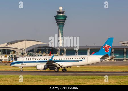 Guangzhou, China – 24. September 2019: China Southern Airlines Embraer 190 Flugzeug am Guangzhou Baiyun Flughafen (CAN) in China. Stockfoto