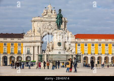 Lissabon, Portugal. 04. Januar 2019: Triumphbogen Rua Augusta und Statue von König José I. im historischen Zentrum der Stadt Lissabon in Portugal. Peo Stockfoto