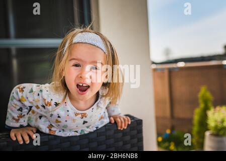 Porträt von sehr süßem kleinen Kind mit großen Augen lachen und schreien. Kopierbereich Stockfoto