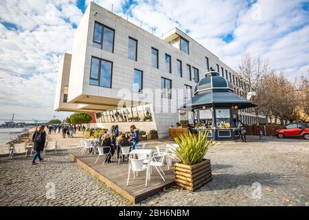 Lissabon, Portugal. 4. Januar 2019: Modernes Betongebäude mit Glasfenstern im historischen Zentrum der Stadt Lissabon in Portugal. Einige Leute Stockfoto