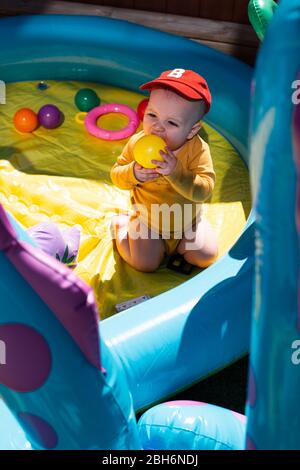 Baby spielen im Planschbecken Stockfoto