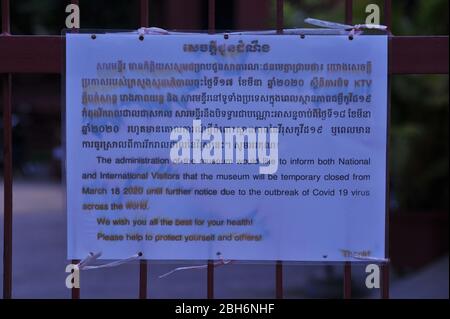 Das Nationalmuseum zeigt ein zweisprachiges geschlossenes Schild "wegen des Ausbruchs des COVID 19-Virus" während der Coronavirus-Pandemie. Phnom Penh, Kambodscha. © Kraig Lieb Stockfoto