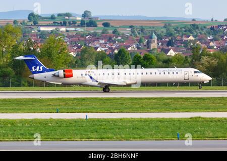 Stuttgart, 24. April 2018: SAS Scandinavian Airlines Bombardier CRJ-900 Flugzeug am Flughafen Stuttgart (STR) in Deutschland. Stockfoto