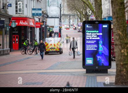 Coronavirus-Sperrung. Polizeipatrouille in New Street, Birmingham an einem Samstagnachmittag. Stockfoto