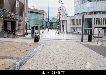 Coronavirus-Sperrung. Eine praktisch leere High Street im Zentrum von Birmingham, Großbritannien an einem Samstagnachmittag. Stockfoto
