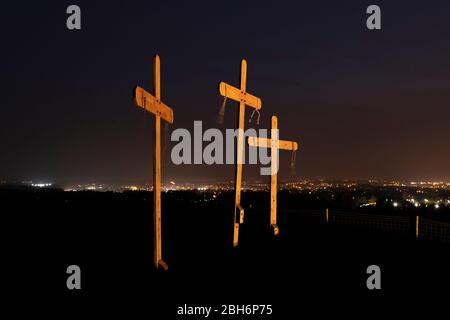 Drei Kruzifixe auf einem Hügel mit Blick auf Redditch, Worcestershire zur Osterwoche. Stockfoto