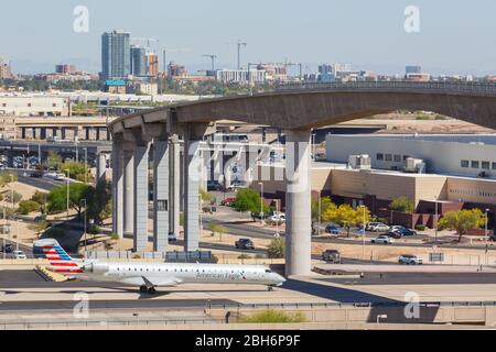 Phoenix, Arizona – 8. April 2019: American Eagle Mesa Airlines Bombardier CRJ-900 Flugzeug am Phoenix Sky Harbor Flughafen (PHX) in Arizona. Stockfoto