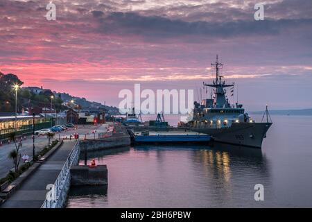 Cobh, Cork, Irland. April 2020. Marineschiff LÉ William Butler Yeats am Liegeplatz vor Sonnenaufgang am Tiefseekai in Cobh, Co. Cork. Seit Ausbruch der Coronavirus-Pandemie in Irland hat der Marineservice den Gesundheitsdienst durch die Durchführung von Covid-19-Tests mit ihren Schiffen in Dublin, Galway und Cork unterstützt. - Credit; David Creedon / Alamy Live News Stockfoto