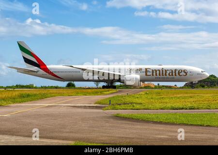 Mahe, Seychellen - 8. Februar 2020: Emirates Boeing 777-300er Flugzeug am Flughafen Mahe (SEZ) auf den Seychellen. Boeing ist ein amerikanisches Flugzeugmanufa Stockfoto