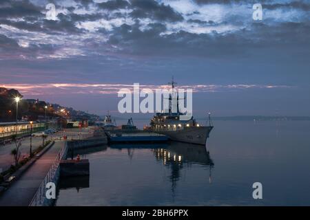 Cobh, Cork, Irland. April 2020. Marineschiff LÉ William Butler Yeats am Liegeplatz vor Sonnenaufgang am Tiefseekai in Cobh, Co. Cork. Seit Ausbruch der Coronavirus-Pandemie in Irland hat der Marineservice den Gesundheitsdienst durch die Durchführung von Covid-19-Tests mit ihren Schiffen in Dublin, Galway und Cork unterstützt. - Credit; David Creedon / Alamy Live News Stockfoto