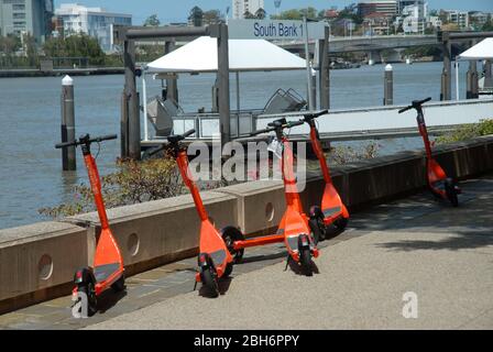 Orange Scooter parkten in Southbank. Brisbane, Queensland, Australien. Stockfoto