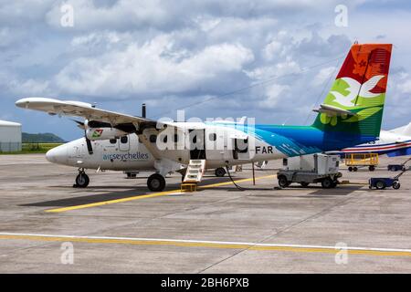 Mahe, Seychellen – 4. Februar 2020: Air Seychelles DHC-6-400 Twin Otter Flugzeug am Flughafen Mahe (SEZ) auf den Seychellen. Stockfoto