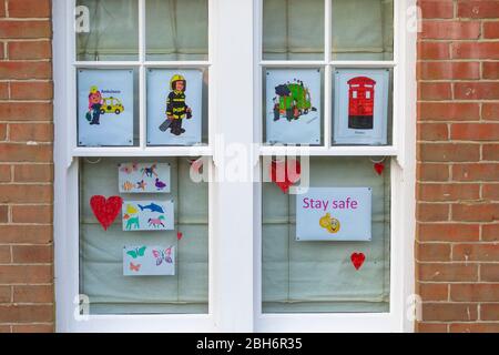 Ashford, Kent, Großbritannien. April 2020. Dorfleben während der Coronavirus-Pandemie. Die örtliche Feuerwehr des Dorfes Hamstreet hat diese Displays am Fenster seines Hauses. ©Paul Lawrenson 2020, Foto: Paul Lawrenson/Alamy Live News Stockfoto