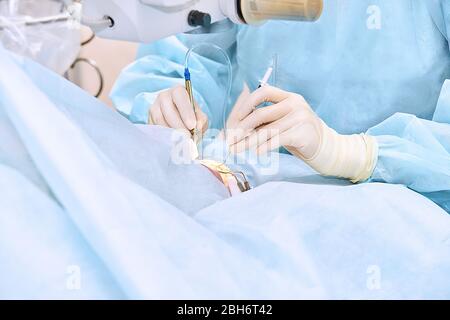 Menschen im Krankenhaus Hintergrund. Blauer medizinischer Hintergrund. Unterstützung im Gesundheitswesen Stockfoto
