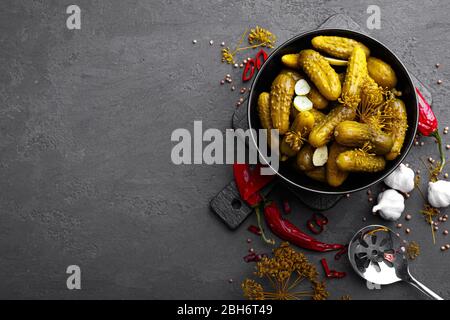 Hausgemachte kleine konservierte Gurken, fermentiert, gesalzen oder marinierte Gurken mit Knoblauch, Chili und Dill Stockfoto