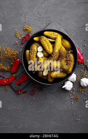 Hausgemachte kleine konservierte Gurken, fermentiert, gesalzen oder marinierte Gurken mit Knoblauch, Chili und Dill Stockfoto