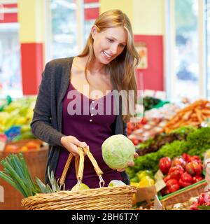 Die Frau kauft Kohl im Gemüsestand im Supermarkt Stockfoto