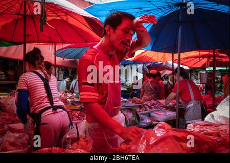 Anbieter, die in der Hitze am Khlong Toei Market, Bangkok, Thailand Stockfoto